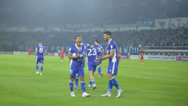 Selebrasi Adam Alis setelah mencetak gol ke gawang Selangor FC di ajang ACL Two tadi malam. (Sumber: Web/persib.co.id)