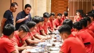 Erick Thohir memberikan arahan pada skuad Timnas Indonesia U-23 saat di bawah arahan Gerald Vanenburg (Sumber: Instagram/@erickthohir)