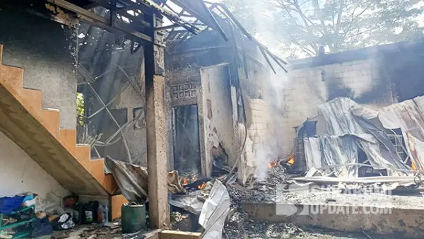 Kondisi rumah warga hangus terbakar di Kampung Cekdam RT 07 RW 02, Desa Datarnangka, Kecamatan Sagaranten, Kabupaten Sukabumi, pada Jumat (24/10/2025). (Sumber : SU/Ragil Gilang).