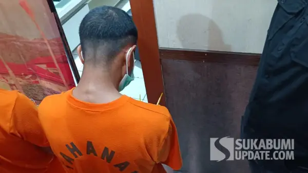 Pelaku cabul saat ungkap perkara di Polres Sukabumi. (Sumber: SU/Ilyas Supendi)