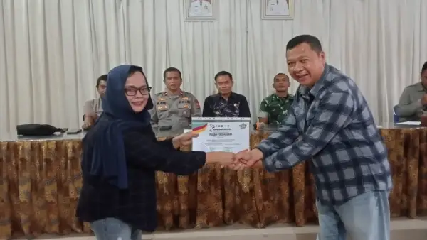 Ustaz Kurniawan saat memberikan piagam kepada salah satu pengelola SPPG penyedia konsumsi Hari Santri di Kecamatan Parungkuda, Kabupaten Sukabumi | Foto : Dok. Panitia HSN