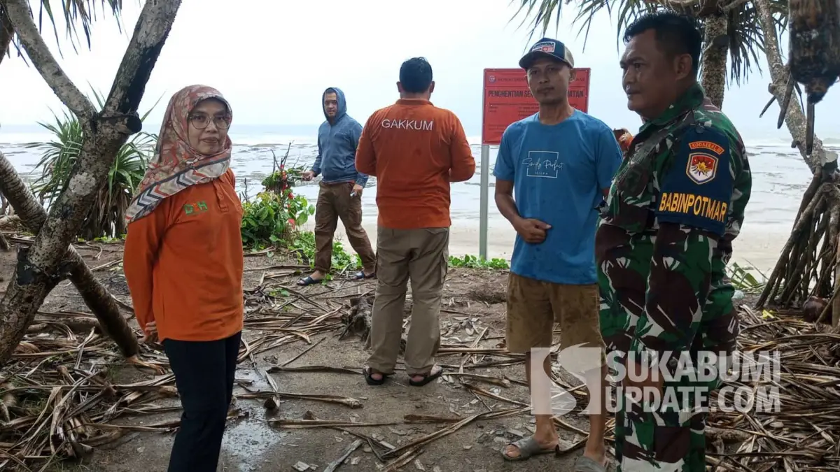 Petugas DLH Jabar saat mengecek papan pemberhentian sementara aktivitas pembongkaran karang di Pantai Minajaya.