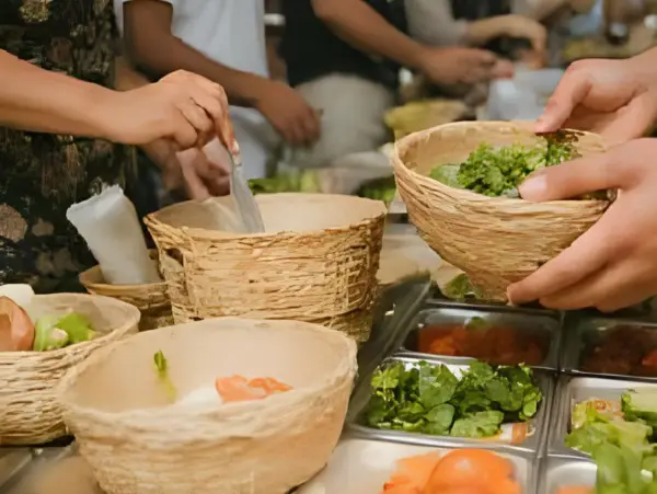 Indonesia menghadapi dilema akut, satu sisi dihantam krisis sampah plastik yang tak terkendali, di sisi lain, jutaan ton limbah pelepah pinang dan pisang dari kebun dibiarkan terbuang tanpa nilai. (Ilustrasi:CanvaAI)