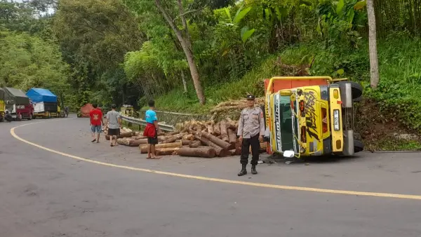Truk bermuatan kayu gelondongan terguling di ruas jalan Warungkiara–Sukabumi (Sumber: dok polsek)