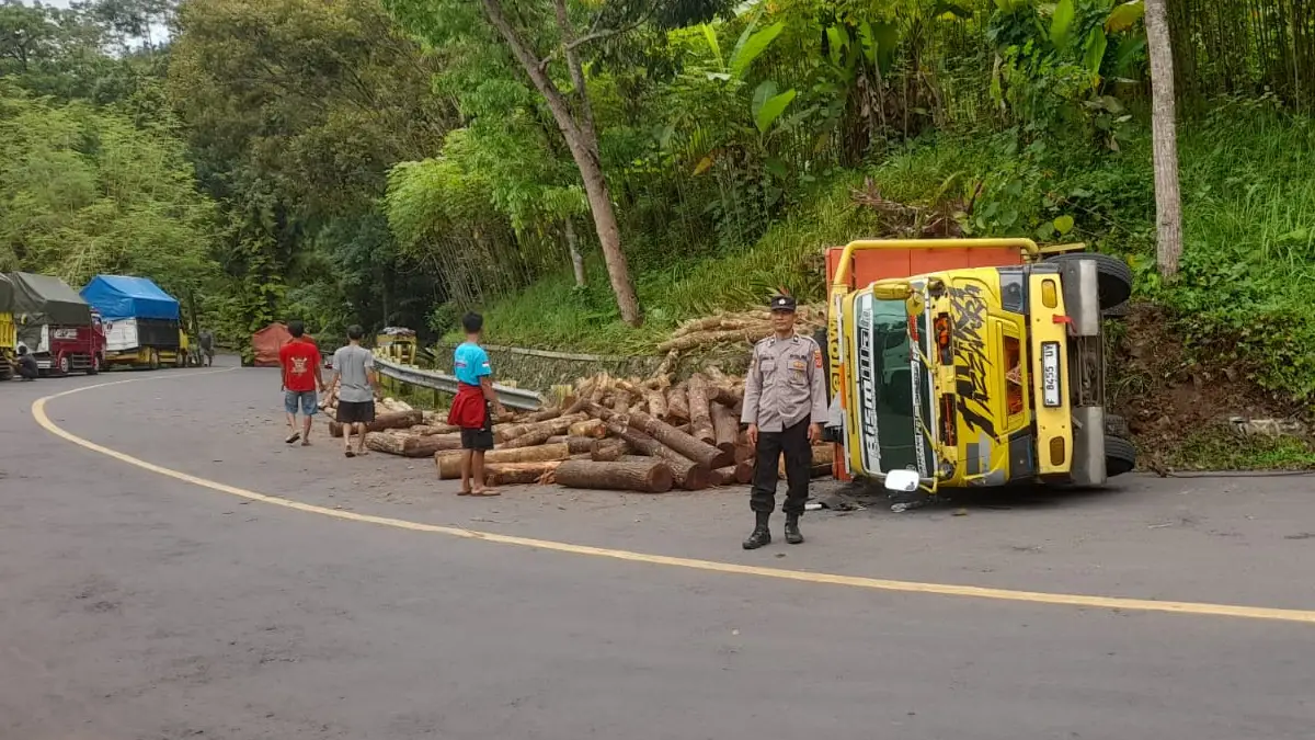 Truk Pengangkut Kayu Gelondongan Terguling di Tanjakan Baeud Warungkiara Sukabumi