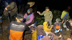 Proses evakuasi tujuh anggota Pramuka Saka Wanabakti berlangsung di tengah hujan deras dan jalur licin di Gunung Salak via Cimelati, Kabupaten Sukabumi, Jumat malam (24/10/2025) Foto : Ist