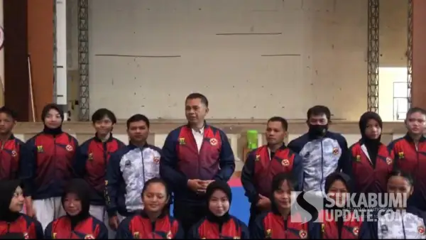 Anggota DPRD Kabupaten Sukabumi Hera Iskandar, saat melepas 70 atlet Bandung Karate Club (BKC) ke Kejurnas Piala Wamenhan di Bandung, Sabtu (25/10/2025) | Foto : Ibnu Sanubari