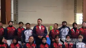 Anggota DPRD Kabupaten Sukabumi Hera Iskandar, saat melepas 70 atlet Bandung Karate Club (BKC) ke Kejurnas Piala Wamenhan di Bandung, Sabtu (25/10/2025) | Foto : Ibnu Sanubari