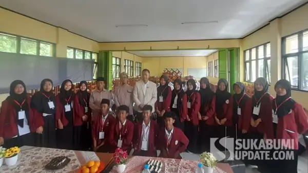 Anggota DPRD Kabupaten Sukabumi Hera Iskandar saat menghadiri camp kepemimpinan SMP IT Darul Ibtida | Foto : Ibnu Sanubari