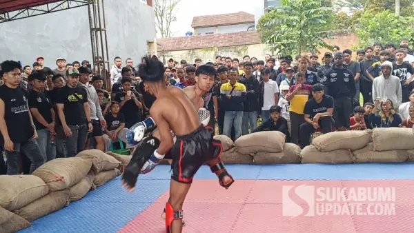 Atlet MMA saat dipertarungkan di ajang Nyerenteng Day di RIAP pada Sabtu (25/10/2025) | Foto : Asep Awaludin