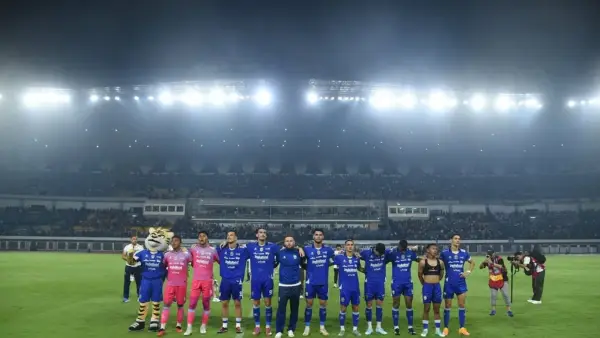 Para pemain Persib Bandung memberikan terima kasih pada Bobotoh yang datang ke Stadion, saat bertemu Persebaya Surabaya. (Sumber: Instagram/@andrewcadabra)