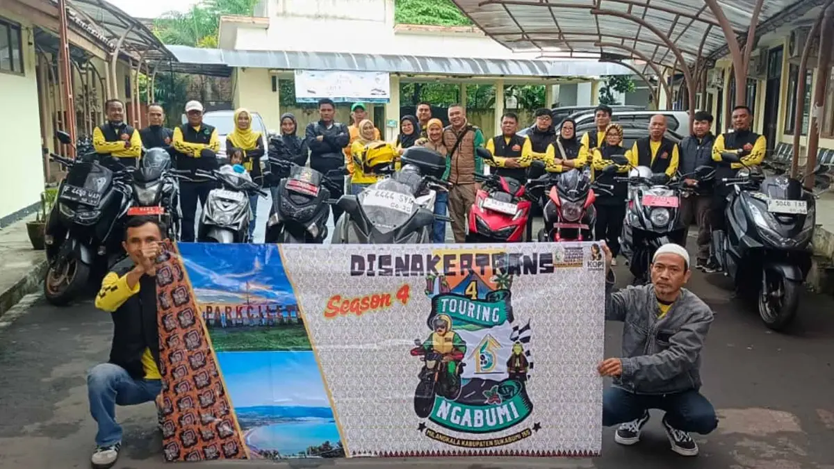 Sigit Widarmadi bersama jajaran dan pegawai Disnakertrans Kabupaten Sukabumi berfoto bersama saat bersiap ikuti Touring Ngabumi 4.