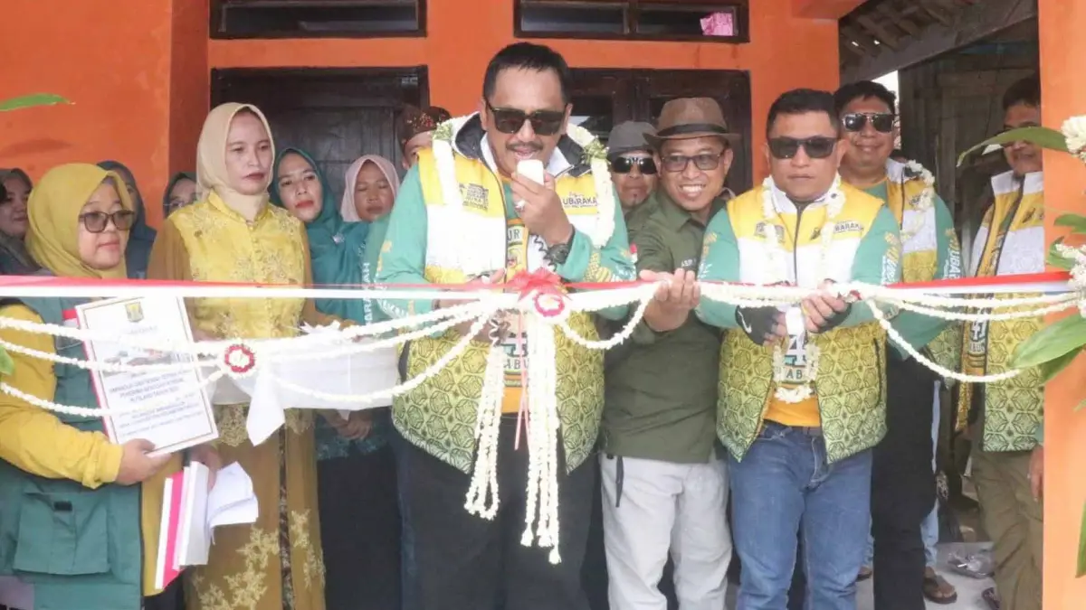 Penyerahan bantuan rutilahu kepada warga Desa Cibatu, Kecamatan Cikembar.