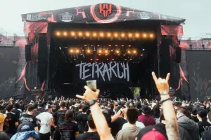 Tetrarch: band nu-metalcore dipimpin gitaris Black female ikonik, Diamond Rowe. Mereka mengubah penolakan menjadi anthem pemberontakan, membuktikan representasi penting dalam metal modern. (Sumber Foto: @Tetrarch/Facebook)