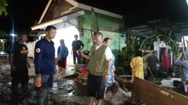 Camat Cisolok, Okih Pazri Assidiq, saat meninjau lokasi rumah warga yang terendam banjir | Foto : Dok. Pemcam  Cisolok