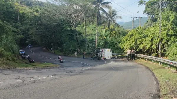Penampakan truk tangki bermuatan solar terguling di Leter S Cikidang, Kabupaten Sukabumi | Foto : Dok. Satlantas