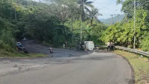 Penampakan truk tangki bermuatan solar terguling di Leter S Cikidang, Kabupaten Sukabumi | Foto : Dok. Satlantas