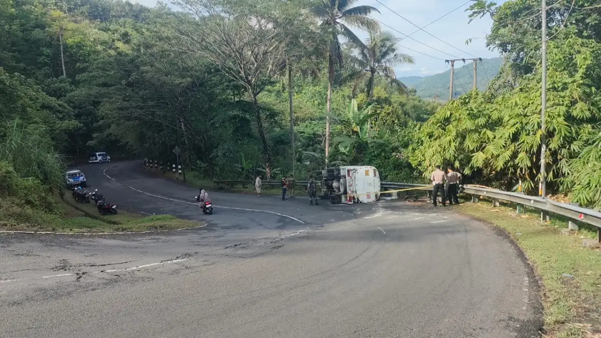 Bawa Solar, Tangki Terguling di Turunan Leter S Cikidang Sukabumi
