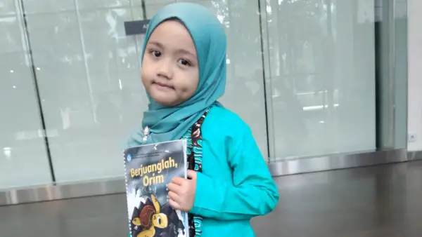 Husna Adzkia Nisa (7 tahun) sedang persiapan mengikuti babak final LCMB 2025 tingkat nasional pada Senin (27/10/2025) di Hotel Pullman, Jakarta Barat. | Foto: Dok. Keluarga