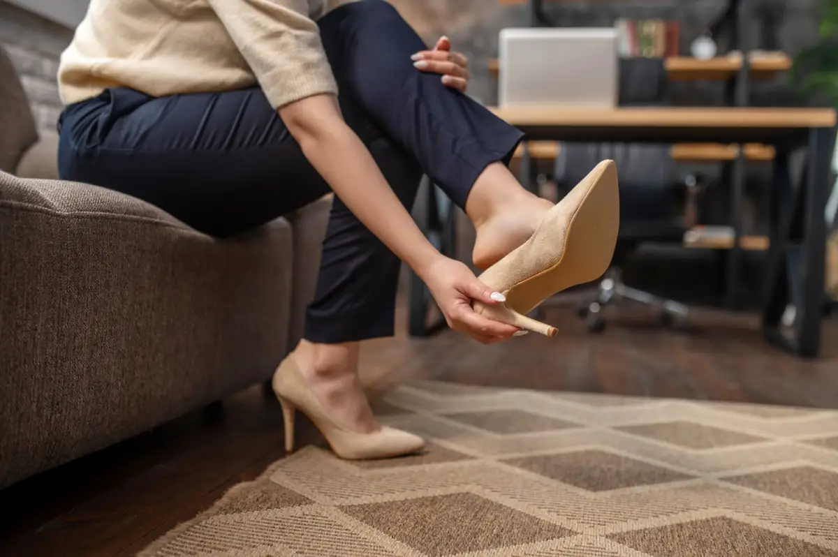 Fashion vs Kesehatan: Bahaya Sepatu Hak Tinggi, Korset, dan Pakaian Ketat