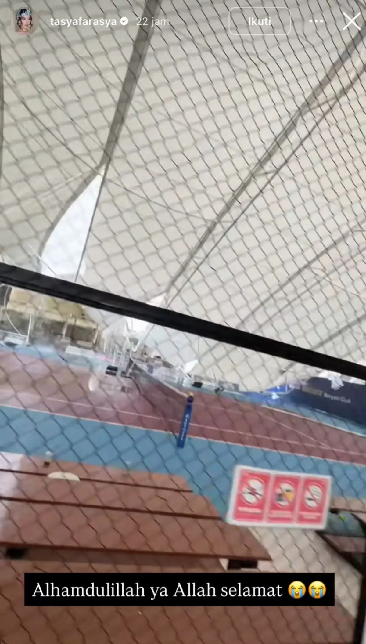 kondisi atap lapangan padel ambruk yang dibagikan oleh Tasya Farasya