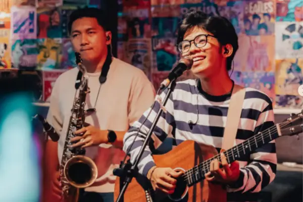 Lihat Kebunku (Taman Bunga), reinterpretasi dewasa lagu anak legendaris. Aransemen Aku Jeje minimalis gitar akustik dan vokal jujur ciptakan balada emosional intim tentang cinta & keikhlasan. (Credit Foto: @akujejez/Instagram)
