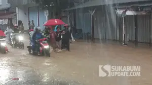 Banjir di ruas Jalan Nasional Cisolok–Palabuhanratu dan permukimam warga di Kecamatan Cisolok, Kabupaten Sukabumi pada Senin (27/10/2025). (Sumber : SU/Ilyas).