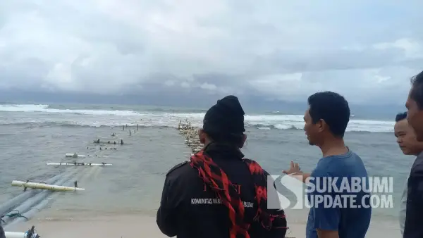 Ahmad Safari, Site Manager PT ABI (baju biru) saat menjelaskan soal aktivitas pekerja di tepi Pantai Cimandala, Surade Sukabumi, Senin (27/10/2025). Pihaknya bantah ada bongkar karang besar-besaran. (Sumber Foto: SU/Ragil Gilang)