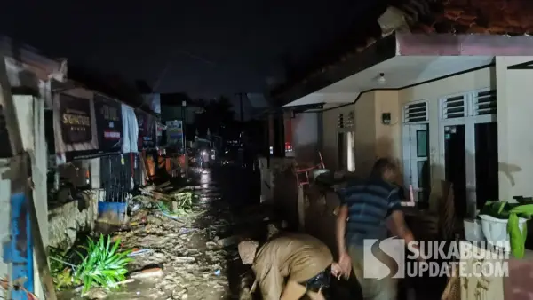 Pemukiman warga Cisolok yang terendam banjir. Senin (27/10/2025). (Sumber: SU/Ilyas Supendi)