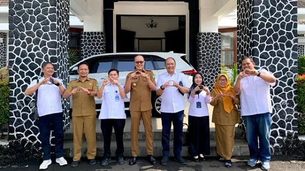 Wali Kota Sukabumi, Ayep Zaki, bersama Kabid (IKP) Diskominfo, Tantan Sontani, dalam pertemuan antara RRI dan Pemerintah Kota Sukabumi, Senin (27/10/2025). (Sumber : Diskominfo).