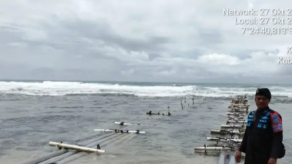 Lokasi pembongkaran karnag di pantai Cimandala Sukabumi. (Sumber: Dok Polsus DKP saat mencek lokasi di Pantai Cimandala Desa Cipeundeuy, Kecamatan Surade.)