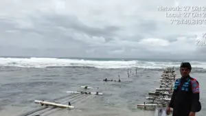 Lokasi pembongkaran karnag di pantai Cimandala Sukabumi. (Sumber: Dok Polsus DKP saat mencek lokasi di Pantai Cimandala Desa Cipeundeuy, Kecamatan Surade.)