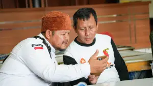 Anggota Komisi IV DPR RI Fraksi PKS drh Slamet (kanan) dan Kepala Desa Cikahuripan Heri Suryana alias Jaro Midun. | Foto: Istimewa