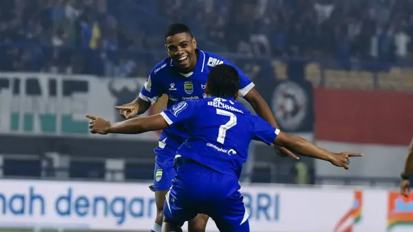 Selebrasi Uilliam Barros setelah mencetak gol ke gawang Persis Solo (Sumber: Instagram/@persib)