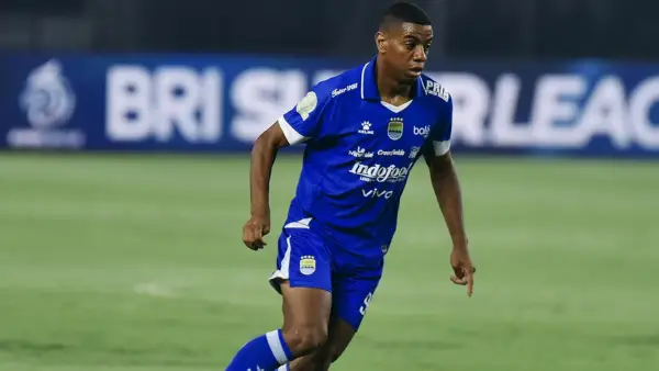 Aksi Uilliam Barros saat menghadapi Persis Solo malam ini (Sumber: Instagram/@persib)