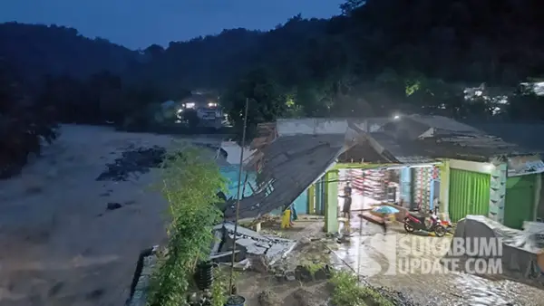 Potret salah satu rumah warga yang terkena dampak di Kampung Tugu, Desa Cikahuripan, Kecamatan Cisolok, Kabupaten Sukabumi yang terkena banjir bandang dari Sungai Cisolok, Senin (27/10/2025). (Sumber : SU/Ilyas).