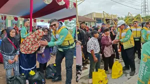 Bupati Sukabumi Asep Japar saat menyerahkan bantuan sembako dari BPR Sukabumi kepada warga penerima | Foto : Dok. BPR Sukabumi