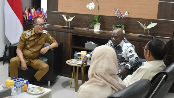 Wali Kota Sukabumi Ayep Zaki saat bertemu Menteri HAM RI, Natalius Pigai, di Gedung Hak Asasi Manusia, Jakarta Selatan, Senin (27/10/2025) | Foto : Dokpim