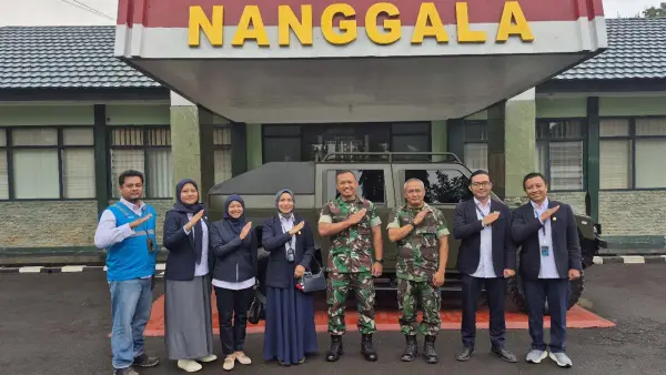 PLN UP3 Sukabumi menjalin kerja sama dengan Yonarmed 13 Nanggala Kostrad dalam kegiatan kolaboratif untuk mendukung pelayanan kelistrikan yang lebih optimal. (Sumber Foto: Dok. PLN)