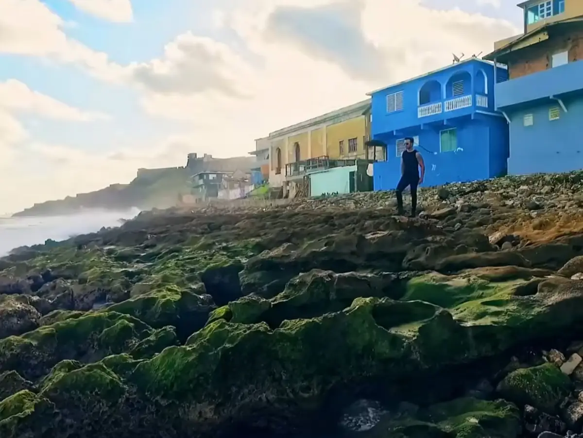 Bayangin! Videonya bikin kita serasa lagi liburan virtual. Pilihan lokasi ini bikin lagunya nendang dan terasa genuine, plus bonusnya ternyata bikin destinasi itu jadi wishlist travel semua orang.