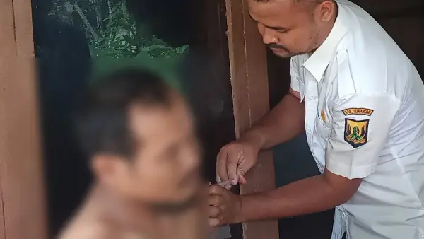 ODGJ di Mekarmukti Sukabumi mendapatkan penanganan medis (Sumber: dok tim gabungan)