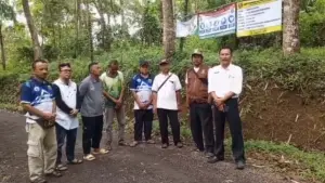 Pemdes Cidolog di jalan lingkungan yang telah diaspal Disperkim Kabupaten Sukabumi, Selasa (28/10/2025). (Sumber Foto: Istimewa)