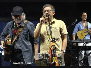 Momen Iwan Fals & Rocky Gerung: “Wah, ini orang dulu diem aja waktu kuliah,” ujar Iwan dengan tawa renyah. “Dulu dia asisten dosen saya. Orangnya pendiam, tenang, tapi pikirannya dalam.” (Credit Foto: facebook.com/infoiwanfals)