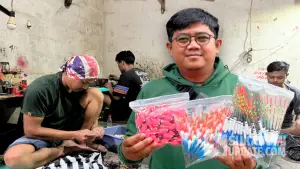 Perajin Kukumbul atau pelampung pancing Cibatul Legok Sukabumi (Sumber: magang kamila)