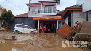 Kondisi Kantor Desa Cikahuripan, Kecamatan Cisolok, Kabupaten Sukabumi paska diterjang banjir bandang | Foto : Ilyas Supendi