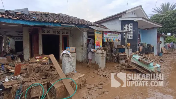 Lumpur penuhi permukiman warga Kampung Tugu Desa Cikahuripan Cisolok Kabupaten Sukabumi pasca banjir bandang. (Sumber Foto: SU/Ilyas)