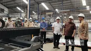 Menteri PPN/Kepala Bappenas Rachmat Pambudy, saat kunjungan ke PT Sarandi Karya Negara di Komplek Sentris, Kecamatan Cisaat, Kabupaten Sukabumi, Jawa Barat, Selasa (28/10/2025). (Sumber : SU/Turangga Anom).