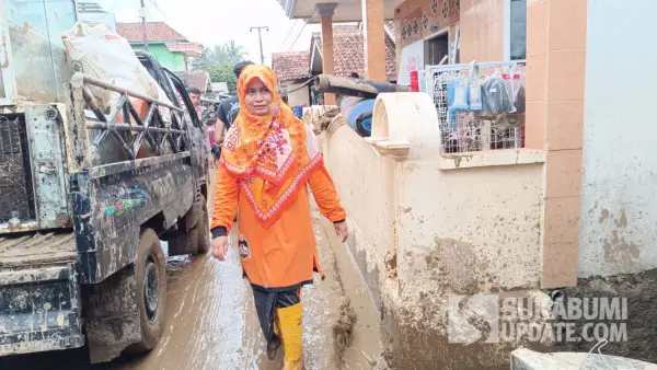 Anggota DPRD Sukabumi, Leni Liawati saat meninjau lokasi bencana. Selasa (28/10/2025). (Sumber: SU/Ilyas Supendi)