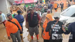 Bupati Sukabumi Asep Japar saat meninjau lokasi banjir bandang di Kampung Tugu Desa Cikahuripan Kecamatan Cisolok. (Sumber Foto: SU/Ilyas)