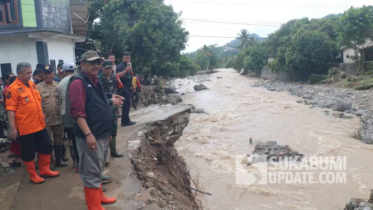 Bupati Asep Japar di lokasi banjir bandang Cisolok.